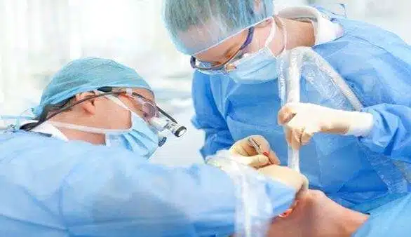 Zahnimplantate Operation