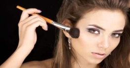 Wie trägt man Rouge richtig auf? Rouge auftragen